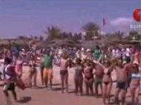10 mille toursites forment une chaîne humaine de solidarité sur les plages de Hammamet
