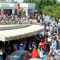 Assassinat Mohamed Brahmi: Des centaines de personnes mobilisées devant l'hôpital El Materi à l'Ariana