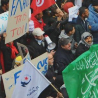 Des partisans d'Ennahdha manifestent contre l'ingérence française devant le théâtre municipal