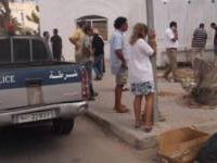 Djerba: en colère contre les ordres, une italienne propriétaire d’un restaurant se ligote à un poteau