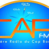 Le personnel de CAP FM poursuit le sit-in devant le siège de la radio à Hammamet