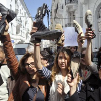 Manifestation "un million de chaussures jetées devant le ministère de la femme"