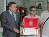 Mehdi Jomâa honorifie un garçon Tunisien de 14 ans, lauréat du baccalauréat en France