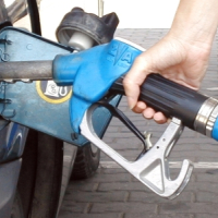Slim Chaker: pas de baisse du prix du carburant en 2015